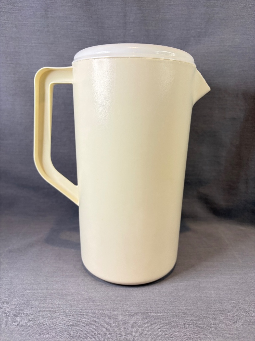 Vintage Rubbermaid Pitcher Cream w/ Slotted White Lid 2.25 Quart #2445
